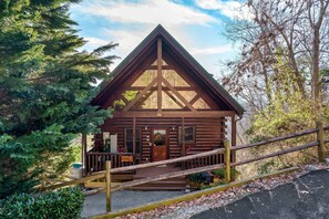 Exterior - Picturesque Mountain Escape Pet Friendly Sleeps 12 (Sevierville)