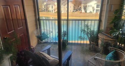 2BR AU condo w/ pond view & screened balcony-no cleaning fee or checkout chores!