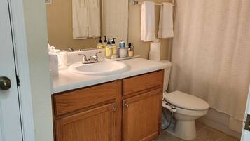 Sèche-cheveux, bidet, serviettes fournies, savon
