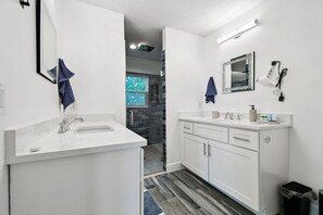 Douche, sèche-cheveux, serviettes fournies, savon