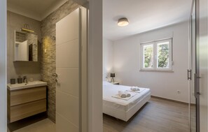 2 bedrooms, free WiFi - Nice apartment in Dingac with lake view (Dingac)