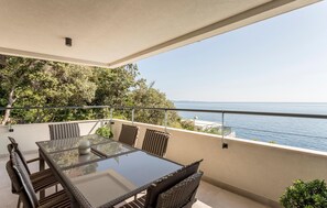 Outdoor dining - Nice apartment in Dingac with lake view (Dingac)