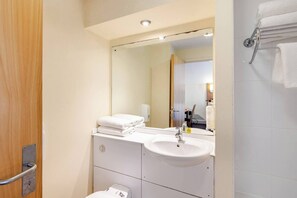 Free toiletries, hair dryer, towels, soap - Alty Hotel (Altrincham)