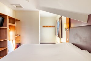 Deluxe Double Room, 1 Double Bed | Egyptian cotton sheets, premium bedding, laptop workspace - Alty Hotel (Altrincham)