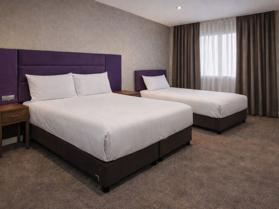 Quarto triplo luxo | Escrivaninha, espaço de trabalho para notebook