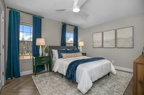 Iron/ironing board, WiFi, bed sheets - Eddy Square Retreat 7 - Walkable to ND! (South Bend)
