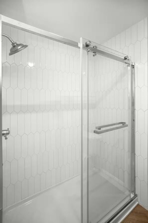 Shower, hair dryer, towels, soap - Eddy Square Retreat 7 - Walkable to ND! (South Bend)