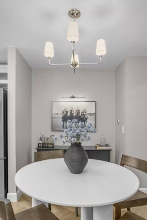 Dining - Eddy Square Retreat 7 - Walkable to ND! (South Bend)