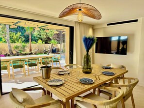 Outdoor dining - 🔥 NEW FOR RENT - Premium Villa with Pool & Games - 10 pers (Fréjus)