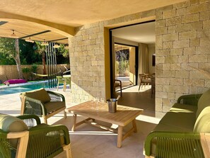 Terrace/patio - 🔥 NEW FOR RENT - Premium Villa with Pool & Games - 10 pers (Fréjus)