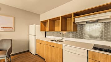 Suite estudio, 2 camas Queen size | Cocina privada | Refrigerador con congelador, microondas y parrilla de estufa
