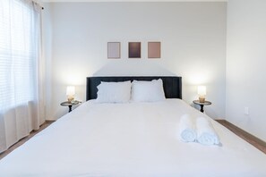 2 habitaciones, escritorio, tabla de planchar con plancha y wifi