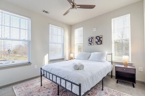 3 bedrooms, desk, iron/ironing board, WiFi - Bright, Cozy 3BD Apt w/ Pool + Gym (Matthews)