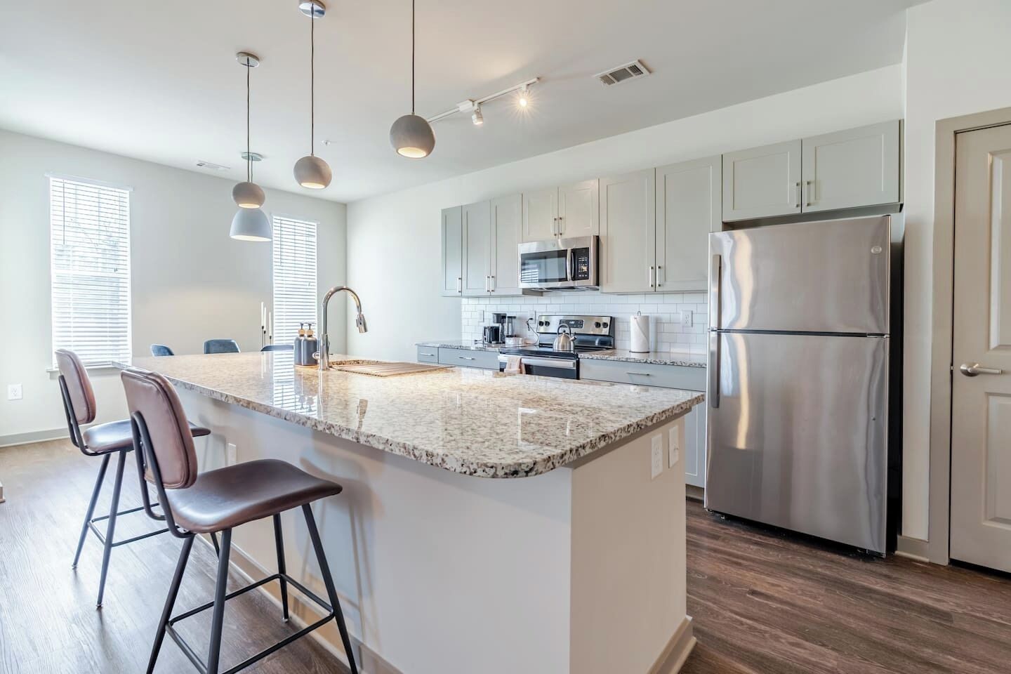 Refrigerador, microondas, horno y parrilla de estufa 