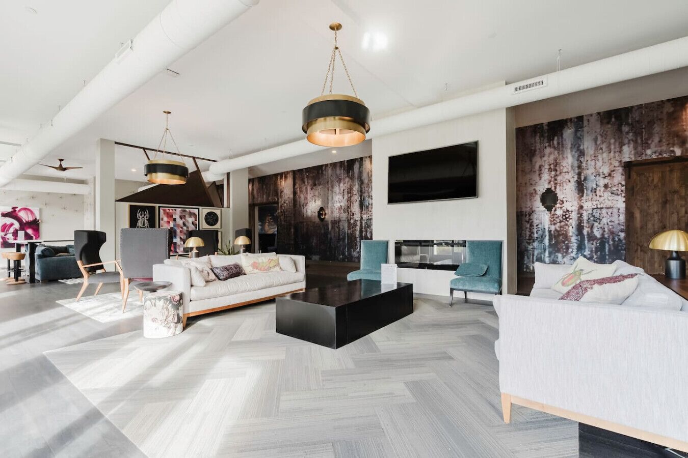 Un salon moderne avec un canapé, une table basse et deux fauteuils.