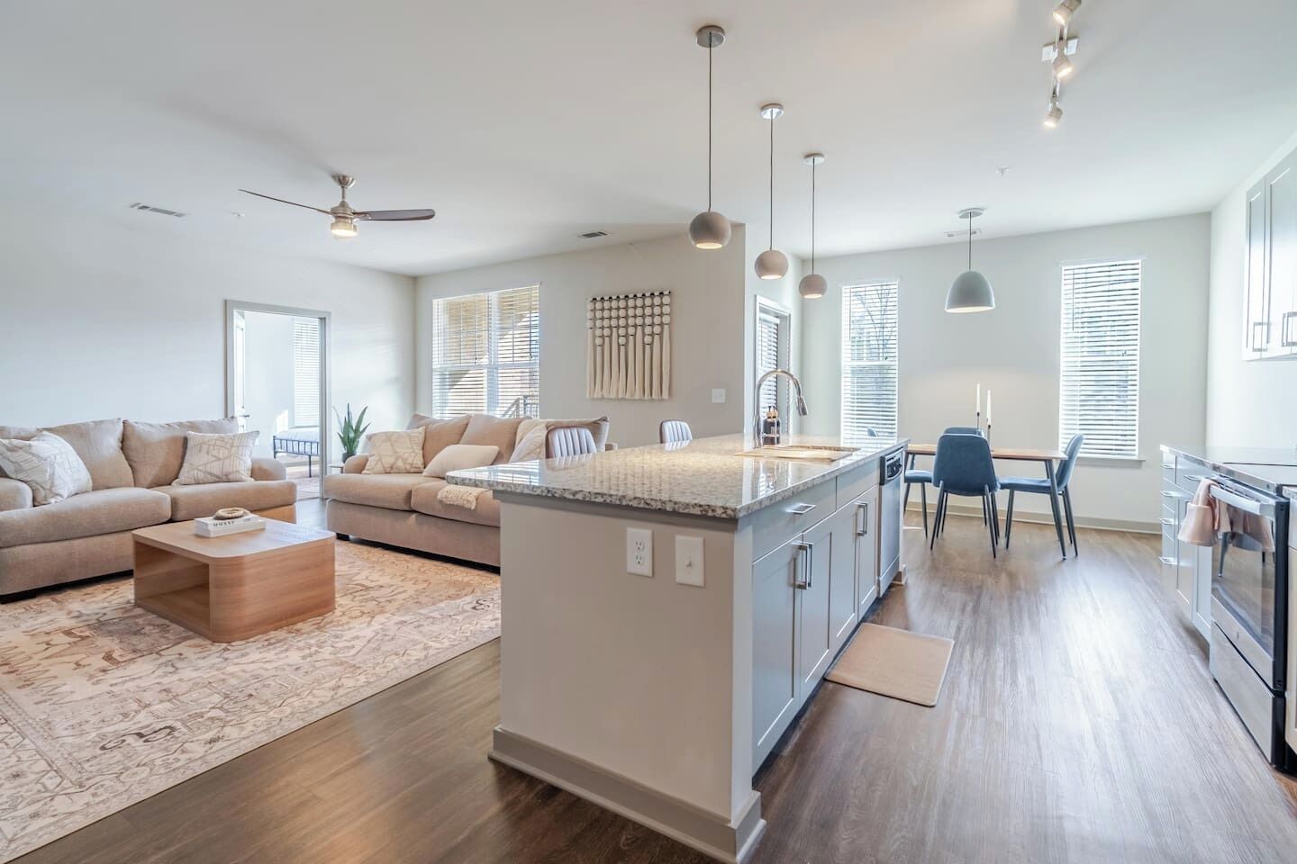 Televisión y chimenea 