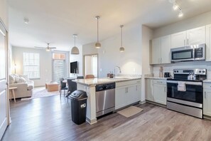 Fridge, microwave, oven, stovetop - Super Central 1BD Worker`s Paradise (Matthews)