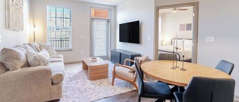 1 slaapkamer, een bureau, een strijkplank/strijkijzer, wifi