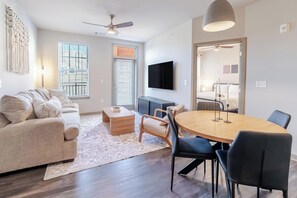 1 habitación, escritorio, tabla de planchar con plancha y wifi 