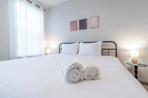 1 bedroom, desk, iron/ironing board, WiFi - Super Central 1BD Worker`s Paradise (Matthews)