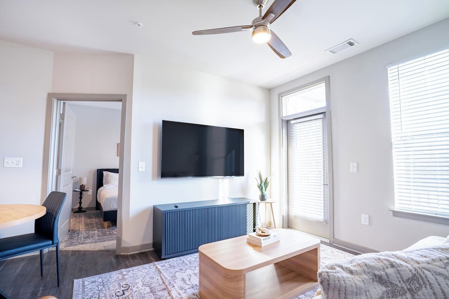 2 habitaciones, escritorio, tabla de planchar con plancha y wifi 