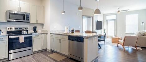 Frigorífic, microones, forn i placa de cuina