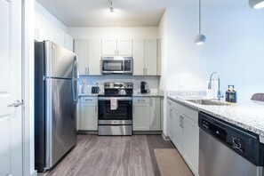 Refrigerador, microondas, horno, placa de cocina