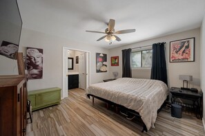 3 bedrooms, iron/ironing board, WiFi, bed sheets - Spacious 3BR Austin Home Sleeps 6 Near Downtown (Austin)