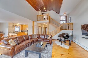 TV, fireplace, computer monitors - Coolidge Falls Retreat at Loon Mountain (Lincoln)