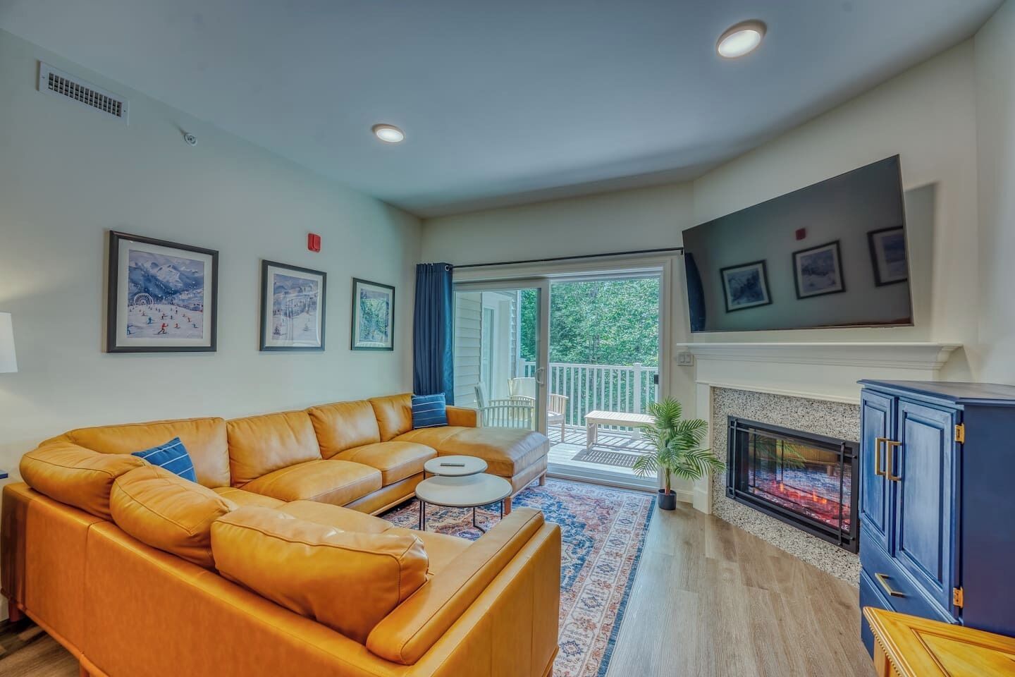 Televisión y chimenea 