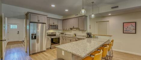 冰箱、微波炉、烤箱、炉灶