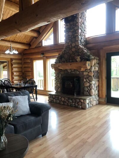 Call of the Loon-Luxury Lakefront Log Cabin, Hot Tub, Relaxing getaways