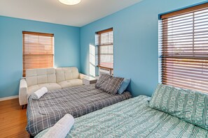 3 habitaciones, tabla de planchar con plancha, internet y ropa de cama 