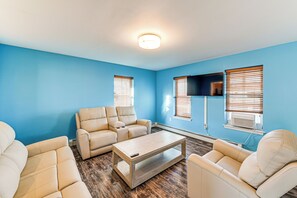 TV - 1 Mi to Atlantic City Beach! Family Gem w/ 2 Decks (Atlantic City)