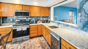 Kühlschrank, Mikrowelle, Herdplatte, Geschirrspüler