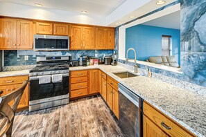 Fridge, microwave, stovetop, dishwasher - 1 Mi to Atlantic City Beach! Family Gem w/ 2 Decks (Atlantic City)