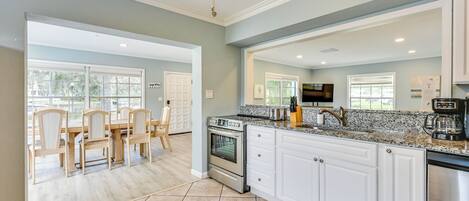 Refrigerador, microondas, placa de cocina, lavavajillas