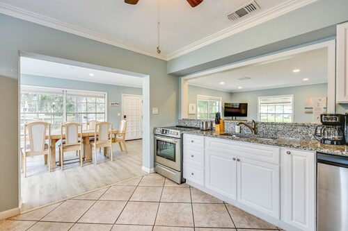 Relax on the Grand River! Bright Waterfront Home