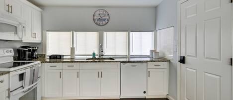 Fridge, microwave, stovetop, dishwasher