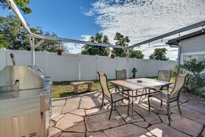 Outdoor dining - Newly Remodeled Home 1 Mi to Dtwn New Port Richey (New Port Richey)