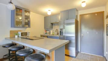 Fridge, microwave, stovetop, dishwasher