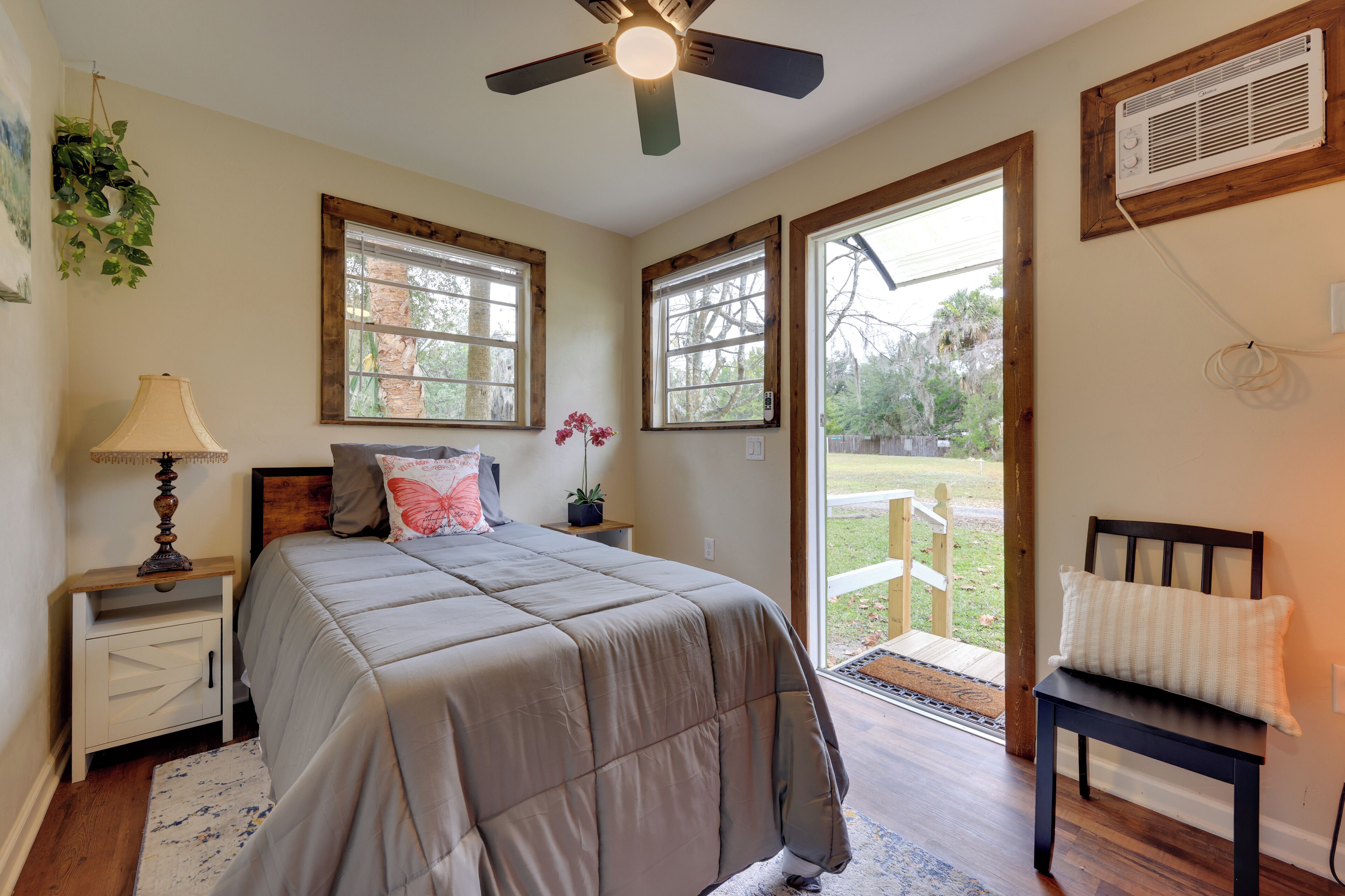 2 bedrooms, internet, bed sheets
