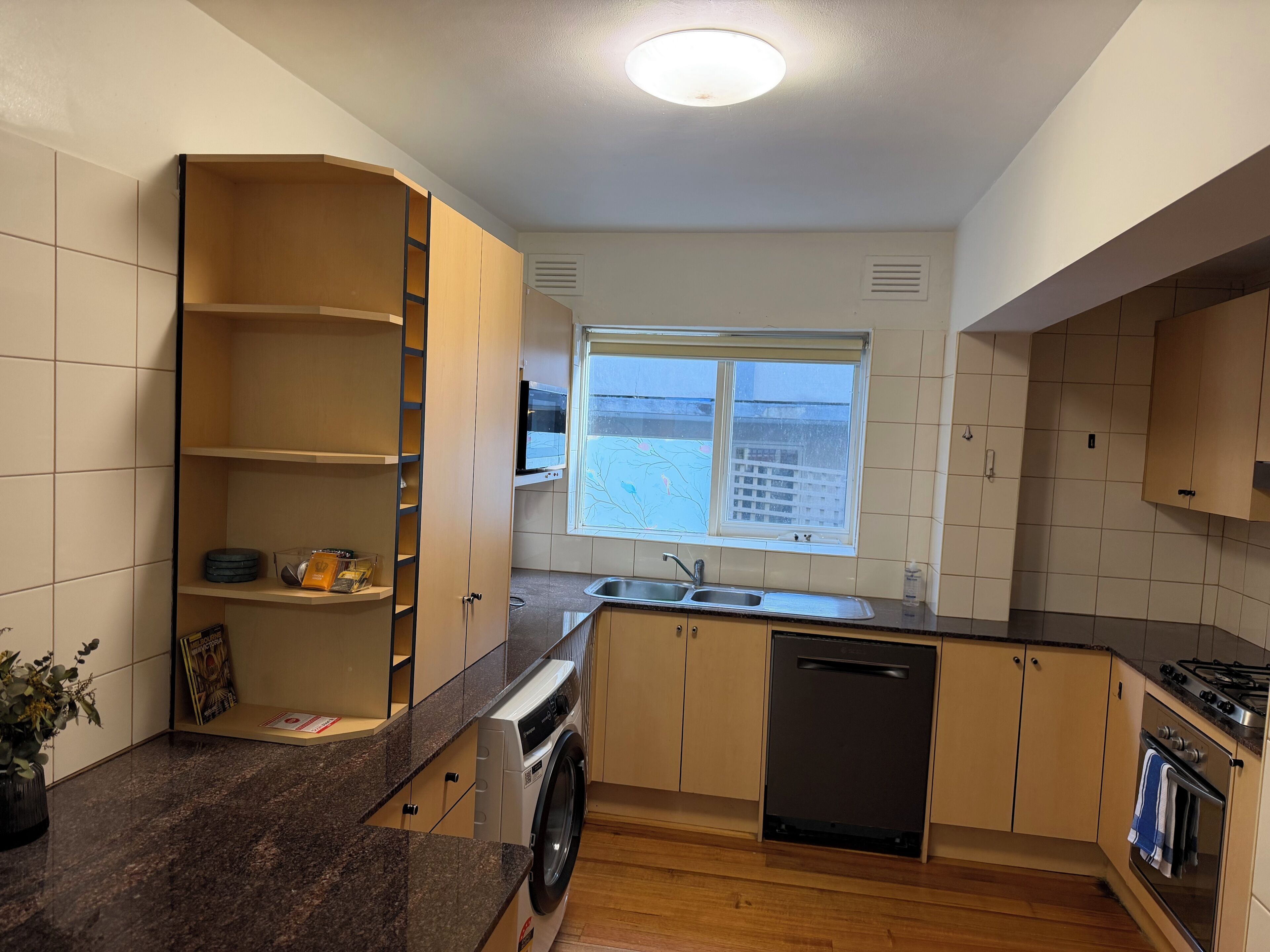 冰箱、微波炉、烤箱、炉灶