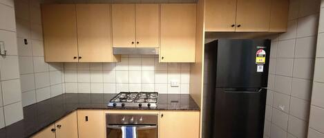 Een microgolfoven, een oven, een kookplaat, een vaatwasser