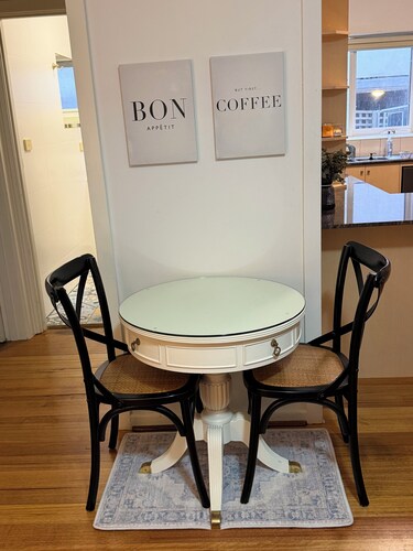 Issari - ST Kilda | 8 mins to F1 & Beach | private Courtyard & Onsite Parking.