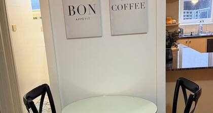 Issari - ST Kilda | 8 mins to F1 & Beach | private Courtyard & Onsite Parking.