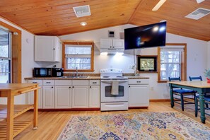 Coffee/tea maker, cookware/dishes/utensils - Fish, Boat & Explore: Cross Creek Cabin w/ Dock! (Hawthorne)