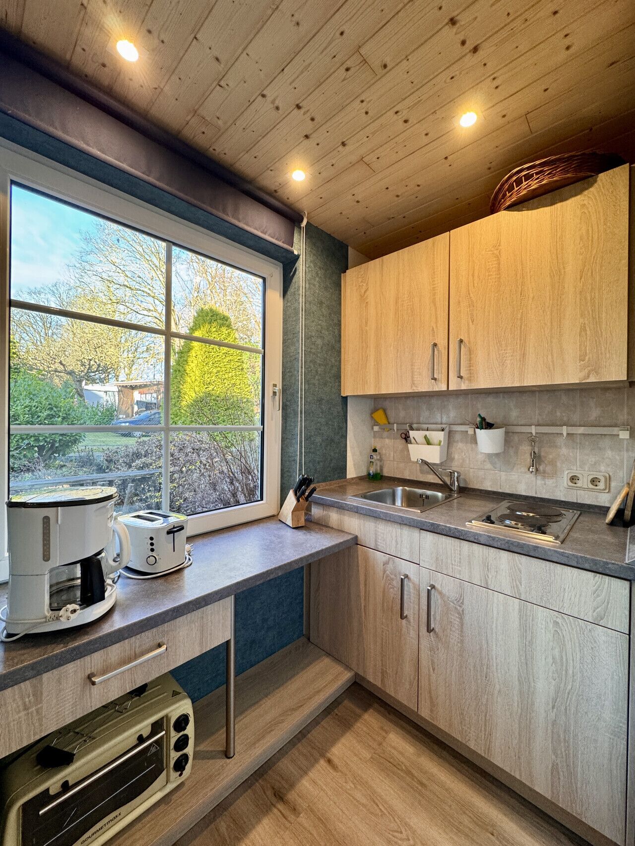 Mikroaaltouuni, leivänpaahdin, keittoastiat/astiat/ruokailuvälineet