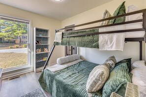 3 bedrooms, desk, iron/ironing board, Internet - Quiet & Modern Family Home in Spring Lake (Spring Lake)