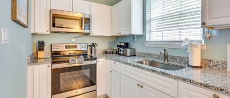 Jääkaappi, mikroaaltouuni, liesi, astianpesukone